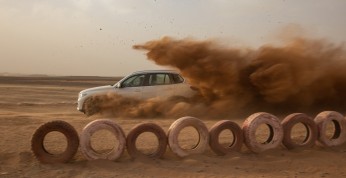 BMW przeniosło tor Monza na pustynię, aby pokazać możliwości X5