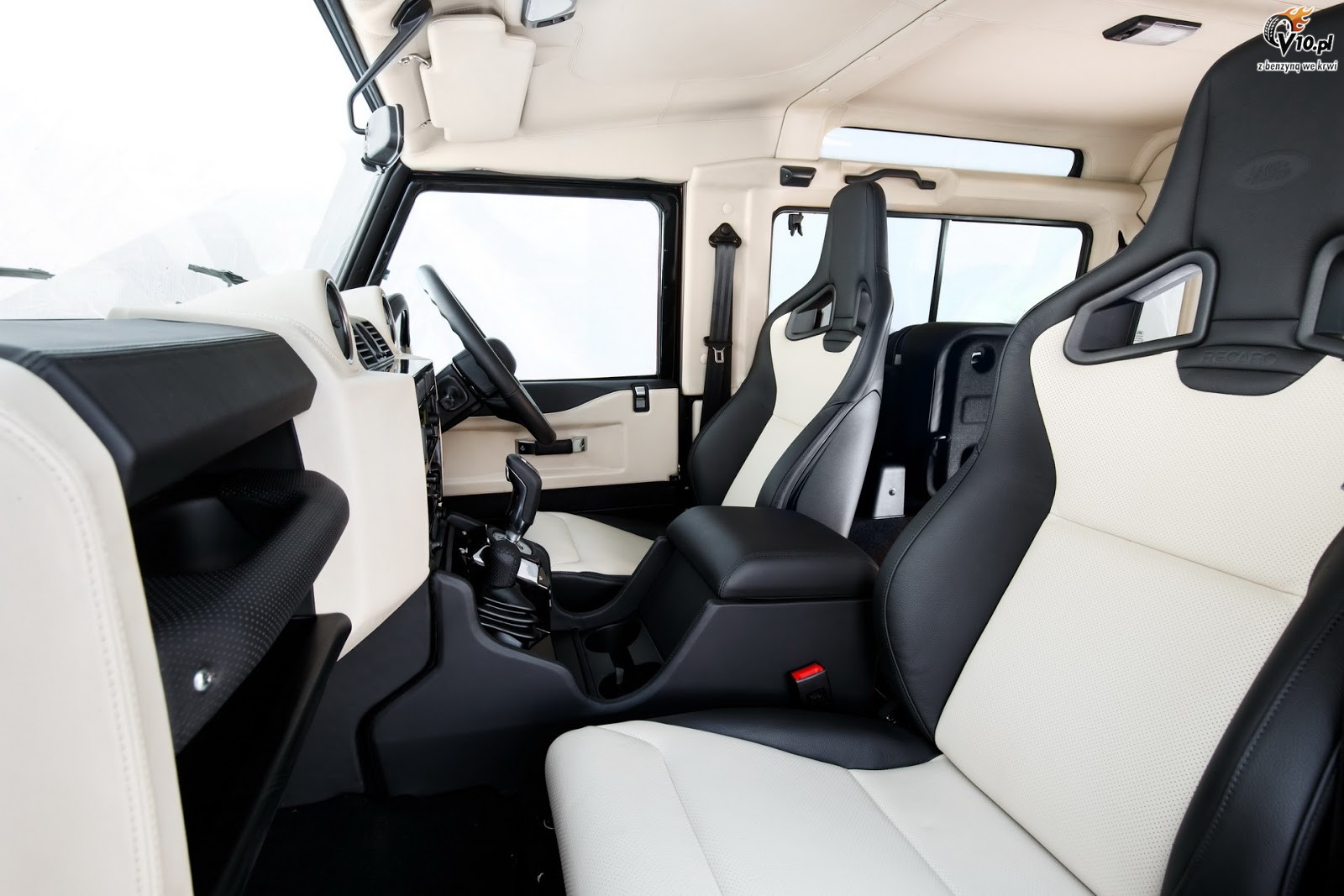 Land Rover Defender w edycji Works V8
