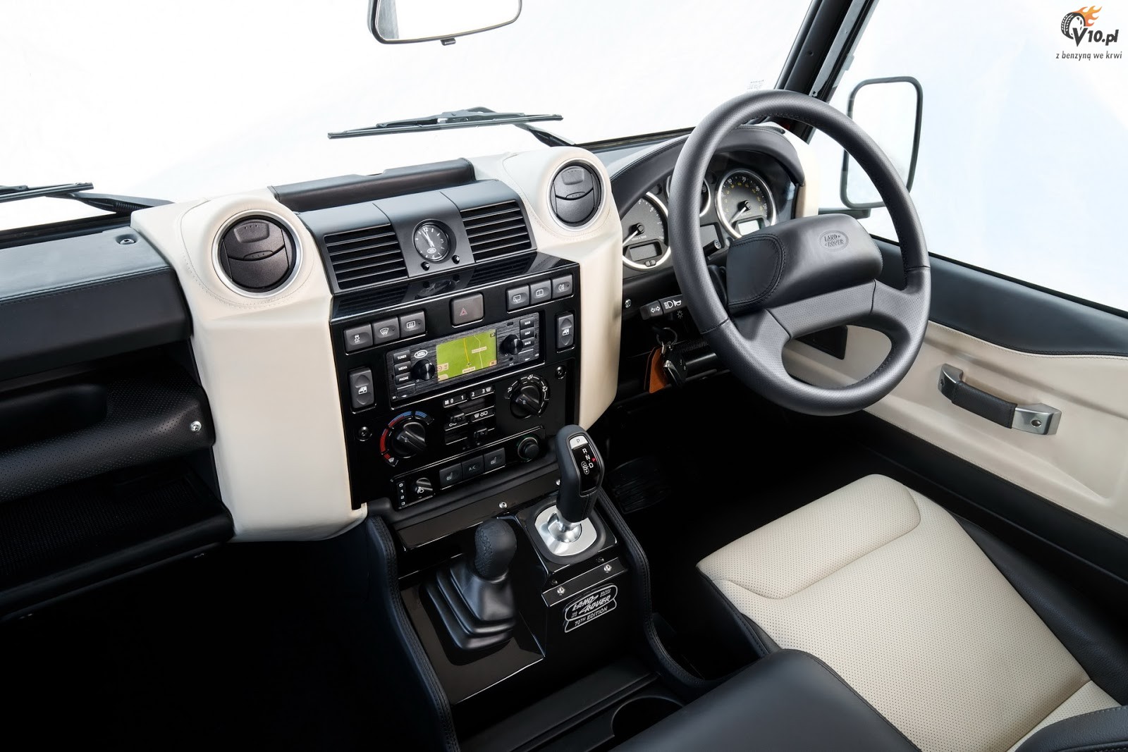 Land Rover Defender w edycji Works V8