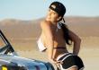 Pi�kna Denise Milani i Buggy 4x4