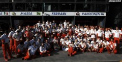 Zdjcie pamitkowe zespou Ferrari po Grand Prix Australii
