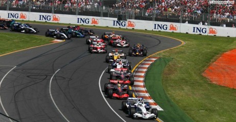 W Melbourne Hamilton po zewn�trznej wyprzedzi� Kubic� i Alonso