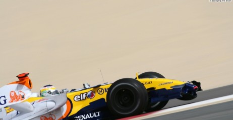 Oba bolidy przez trzy godziny w upale zalicza�y kolejne okr��enia...