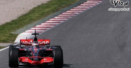 Fernando Alonso jest zadowolony z rozwoju bolidu McLaren-Mercedes MP4-22...
