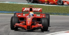 Felipe Massa, podobnie jak w Australii, podczas trenigw rozdaje karty ...