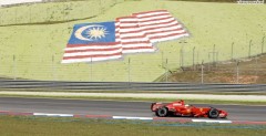 Felipe Massa na tle ogromnej flagi Malezji