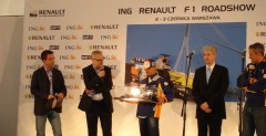 Heikki Kovalainen wrczy wiceprezydentowi Warszawy model bolidu Renault R27