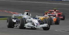 W pierwszej czci wycigu Nick Heidfeld odpiera ataki Kovalainena i Raikkonena