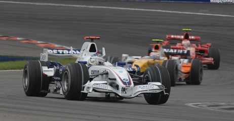 W pierwszej części wyścigu Nick Heidfeld odpierał ataki Kovalainena i Raikkonena