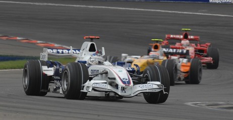 W pierwszej czci wycigu Nick Heidfeld odpiera ataki Kovalainena i Raikkonena