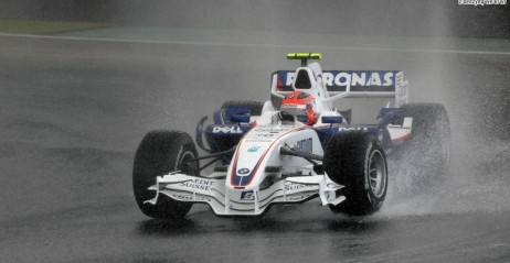 Robert Kubica pomimo problem�w �wietnie si� bawi�