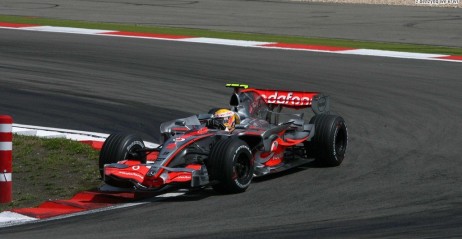 Lewis Hamilton zosta� wyci�gni�ty z pu�apki �wirowej przy pomocy dzwigu i kontyunowa� wy�cig