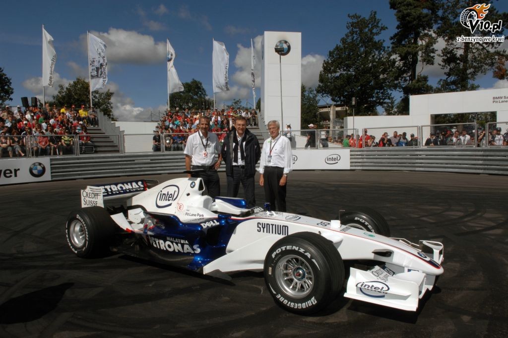 BMW Sauber F1 Team Pit Lane Park