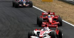 Felipe Massa przez wi�kszo�� wy�cigu walczy� z Super Aguri...