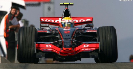 Lewis Hamilton by� tylko minimalnie szybszy od kierowc�w Ferrari