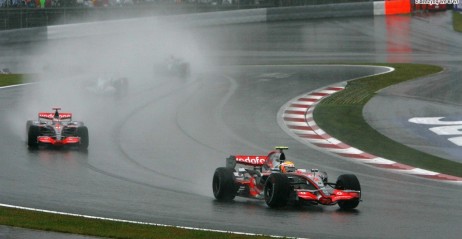 Lewis Hamilton znowu zosta� uratowany przez FIA...