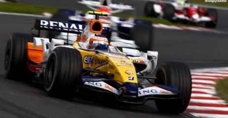 Heikki Kovalainen przez du�� cz�� wy�cigu musia� odpiera� ataki Kubicy