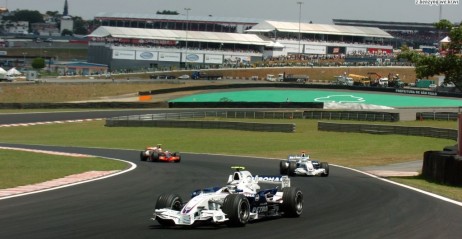 Dyskwalifikacja BMW Sauber i Williamsa wcale nie musi da� Hamiltonowi tytu�u mistrzowskiego