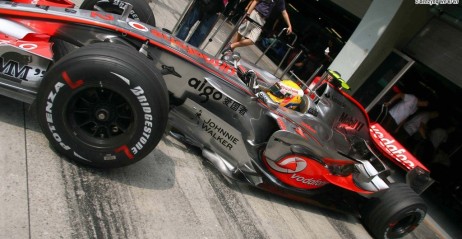 Lewis Hamilton na suchym torze radzi� sobie zdecydowanie lepiej