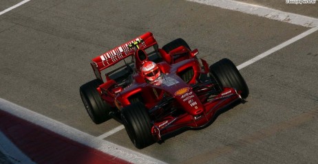 Michael Schumacher we�mie udzia� w sesji testowej na Jerez