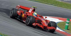 Felipe Massa na swoim szybkim okreniu zosta przyblokowany przez Lewisa Hamiltona