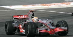 Pknity spojler przyczyni si do kolizji pomidzy Hamiltonem i Alonso