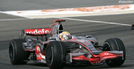 Pęknięty spojler przyczynił się do kolizji pomiędzy Hamiltonem i Alonso