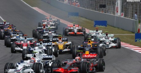 Na starcie Kubica zachował zimną krew i obronił się przed Kovalainenem