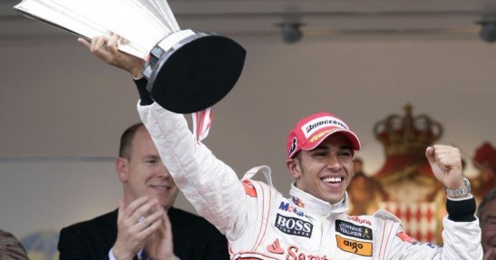 Lewis Hamilton świętuje zwycięstwo w GP Monako 2008