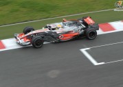 Lewis Hamilton niechętnie, ale zaakceptował karę za nieprzepisowe wyprzedzenie Vettela