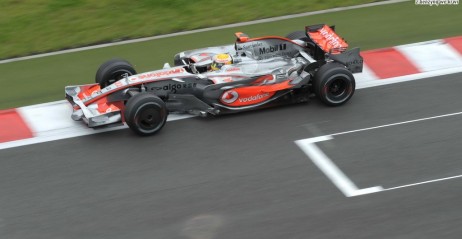 Lewis Hamilton niechtnie, ale zaakceptowa kar za nieprzepisowe wyprzedzenie Vettela