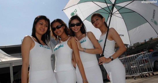 F1 pit babes Sepang 2007