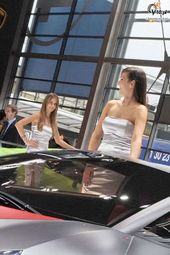 Paris Motor Show 2010 - dziewczyny