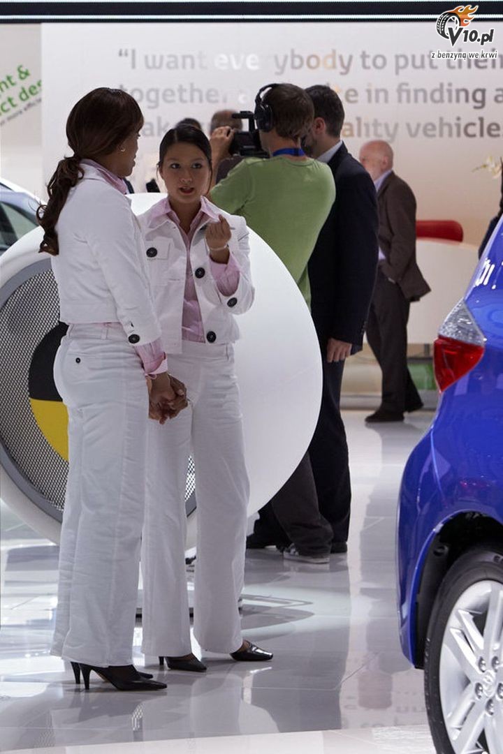 Paris Motor Show 2010 - dziewczyny