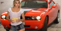 Myjnia topless i Dodge Challenger