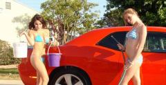 Myjnia topless i Dodge Challenger