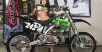 Modelka i Enduro Kawasaki