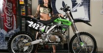 Modelka i Enduro Kawasaki