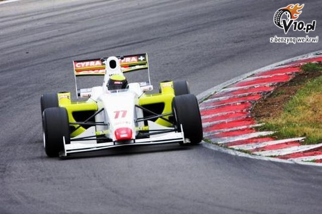 Formua 2 - Natalia Kowalska w Brands Hatch