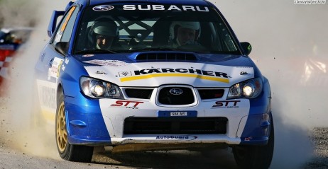 Podczas Rajdu Polski Chwist rozbi Subaru na drzewie