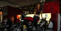 Gorce hostessy na targacvh EICMA w Mediolanie