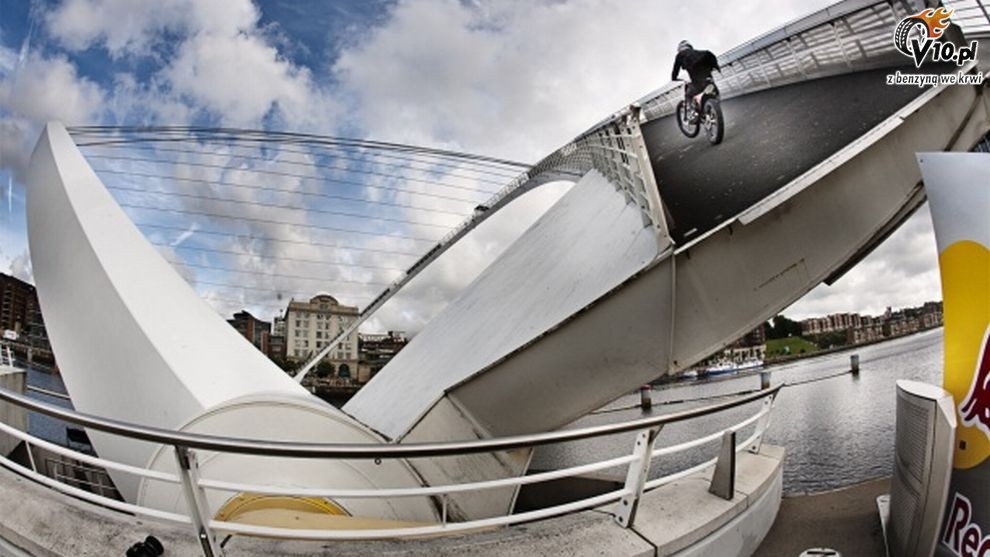 Julien Dupont vs Gateshead Millenium Bridge