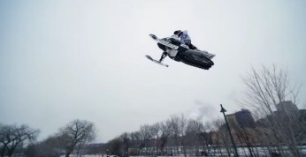 Levi LaVallee zwiedza Saint Paul na skuterze śnieżnym