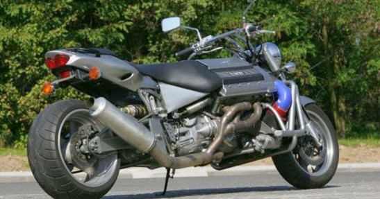 Motocykl z silnikiem V8