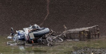 Cmentarzysko skuterów i motocykli na dnie paryskiego kanału