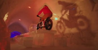 Video: Dougie Lampkin na motocyklu trialowym w lodowym królestwie