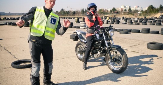Aby skręcić, wytrącamy motocykl z równowagi