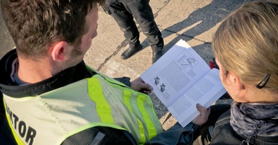 Na rynku jest kilka polecanych przez instruktorów książek o technice jazdy motocyklem