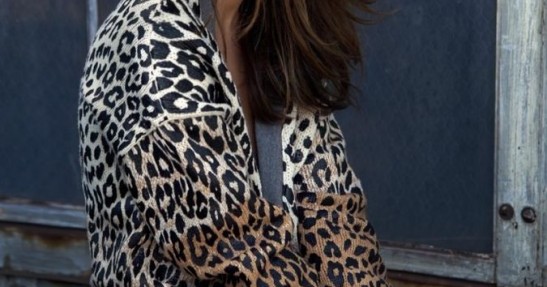 Miranda Kerr wygina śmiało ciało na motocyklu