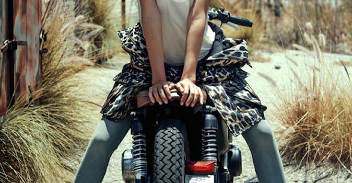 Miranda Kerr wygina śmiało ciało na motocyklu